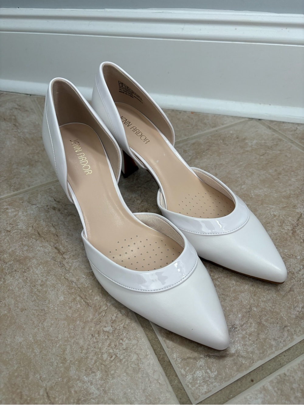 Jenn Ardor pumps feature a pointed toe and a white, glossy d'Orsay design sz 9